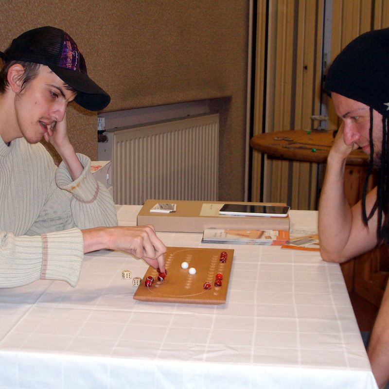 Zwei junge Männer vertieft in ihr Samsara-Spiel